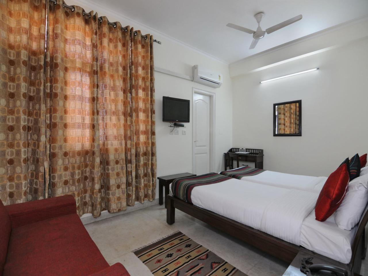 Mehra Residency At The Airport Hotel Ню Делхи Екстериор снимка